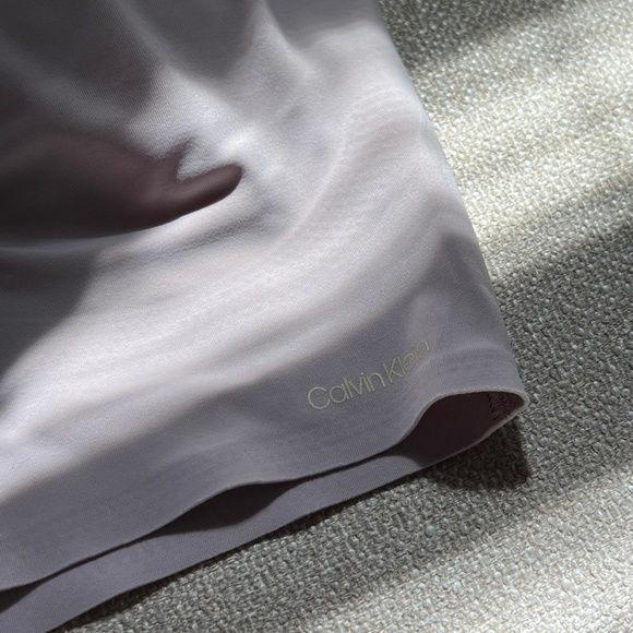 NWOT Calvin Klein Invisibles Comfort V-Neck Comfort Bralette - Picture 2 of 4